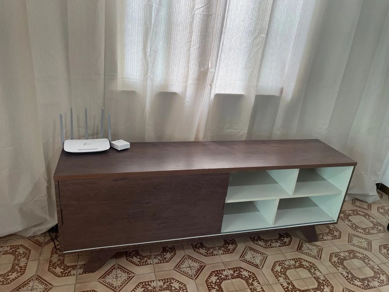 Rack para TV em madeira com prateleiras