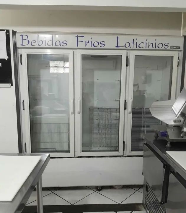 Geladeira expositora vertical 3 portas