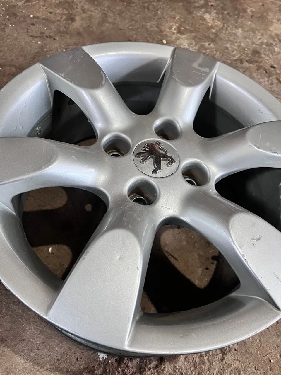 Rodas de liga leve Peugeot aro 16. - Foto 2