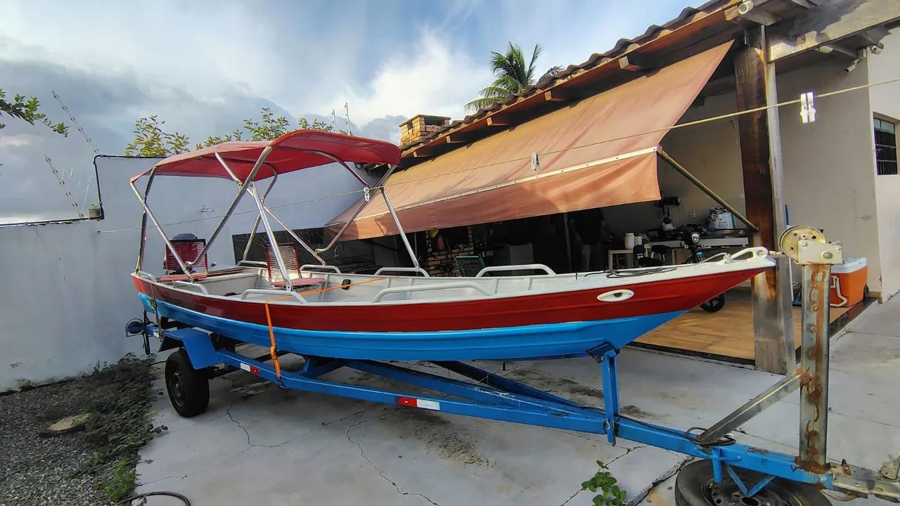 Barco com motor e carrocinha 