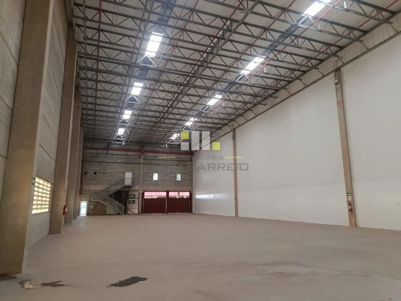 Galpão em condomínio fechado com 1417m² para alugar em Sumaré - SP