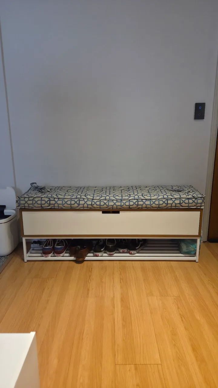 Sapateira (18 pares) e banco ou mesa de apoio - 1.30m