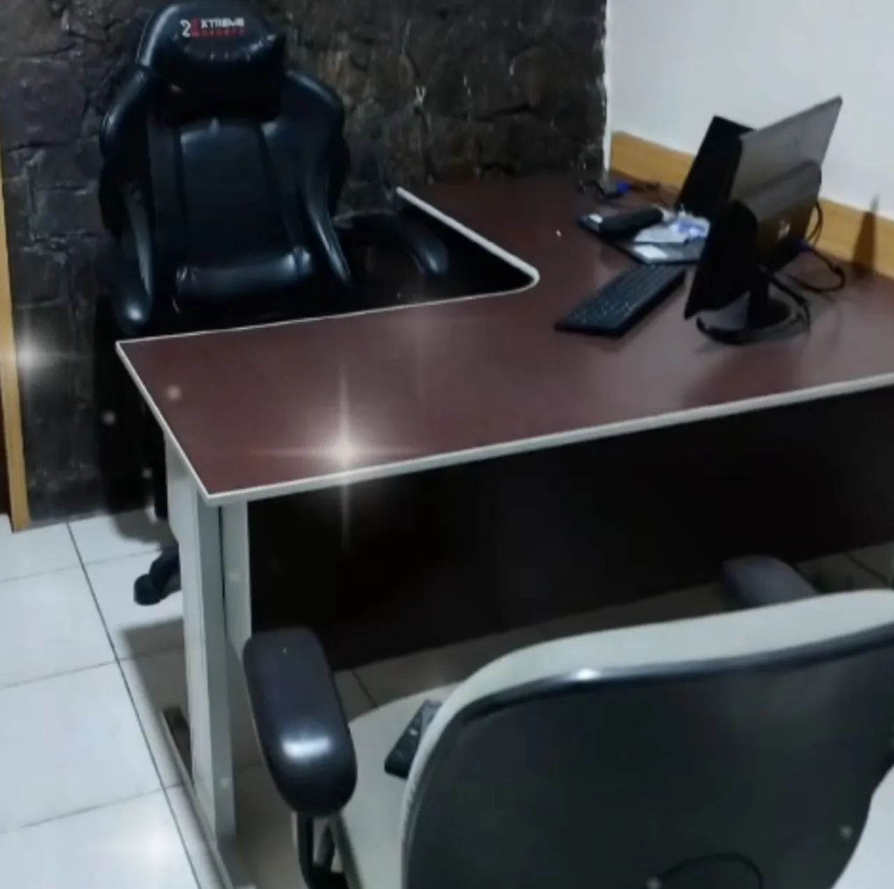 Mesa para escritório e cadeiras - Foto 2