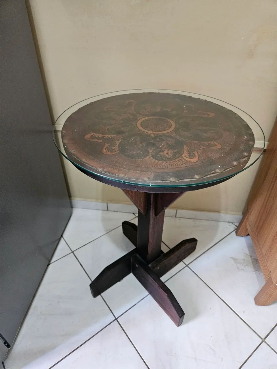 Conjunto Vintage: 2 Poltronas em Madeira + Mesa de Centro com Vidro. - Foto 4