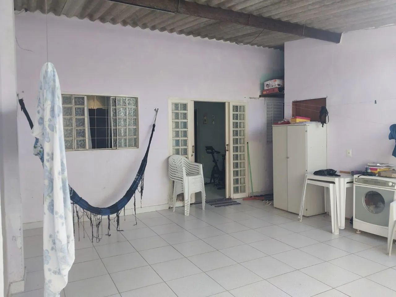 Casa de frente ao comércio 