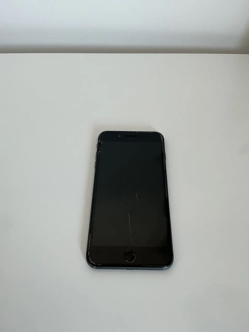 Iphone 8 Plus 64GB - tela quebrada/botão home sem funcionar  - Foto 2