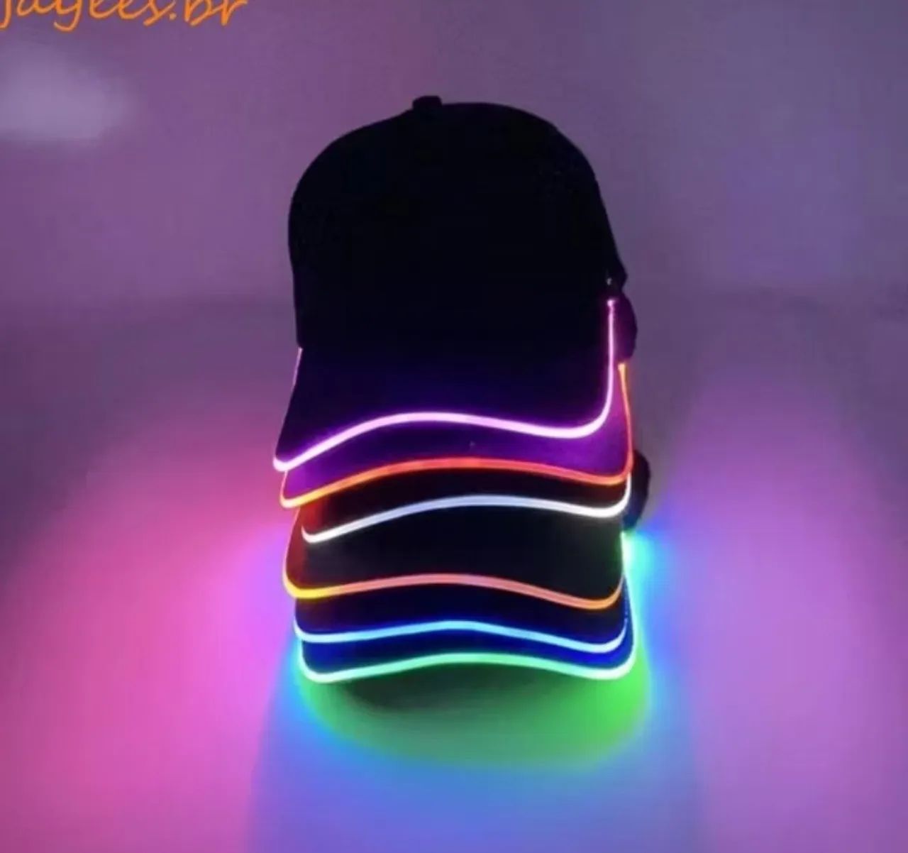Novidade Boné com led pra se destacar em meio da multidão 