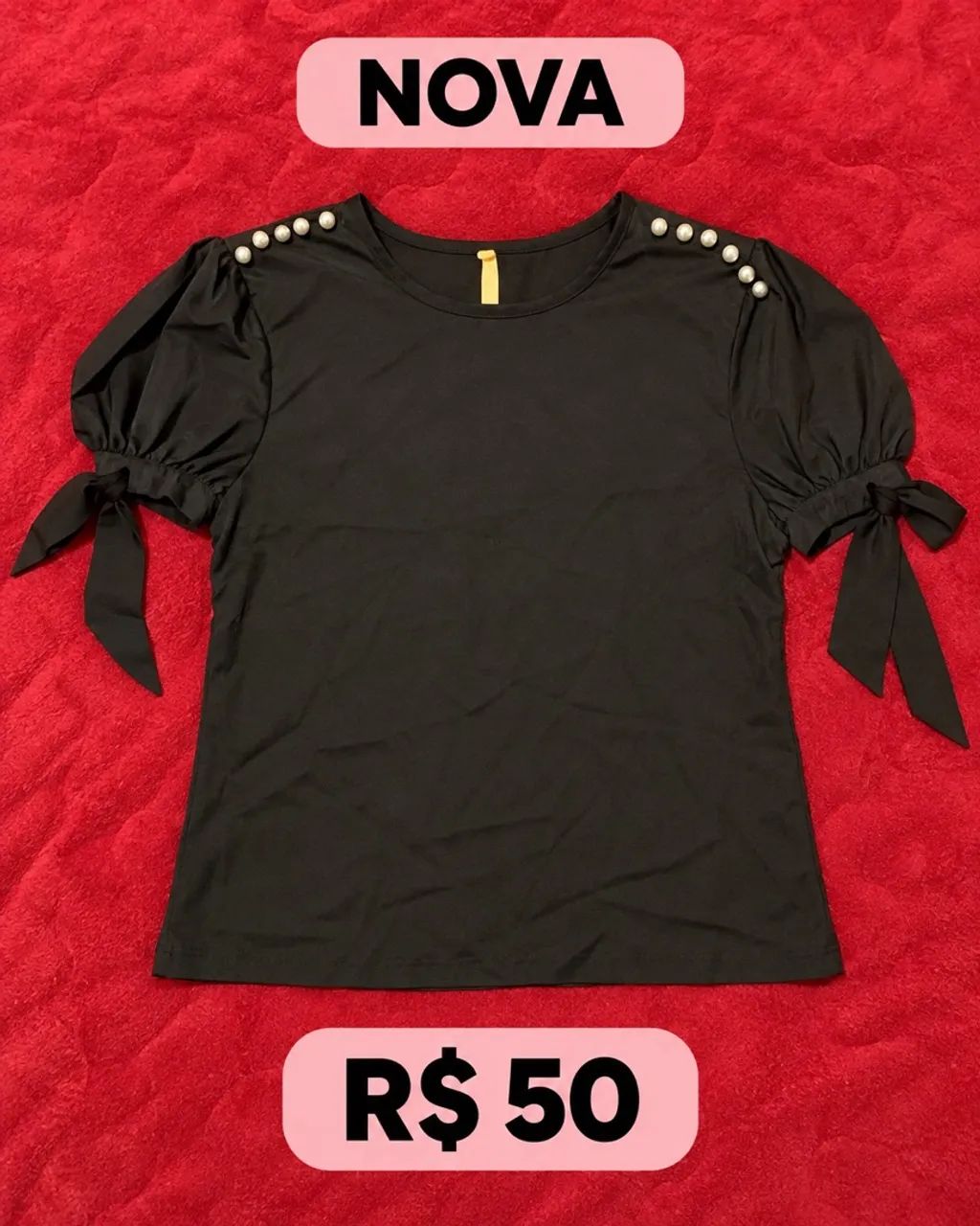 Blusa preta com pérolas e amarração nas mangas