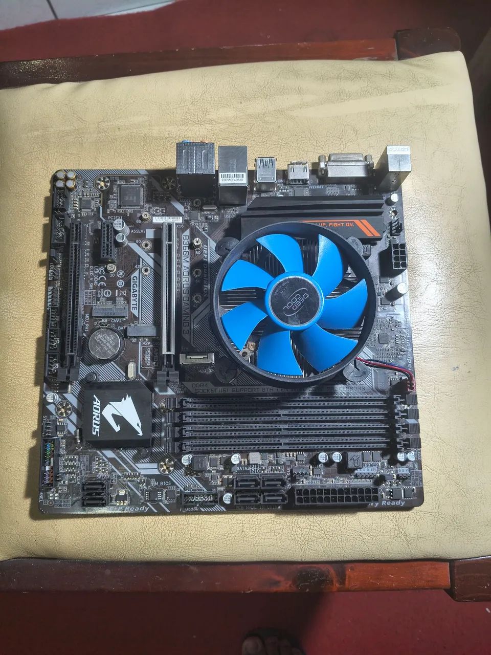 B360m Aorus + i3 8100 funcionando perfeitamente.
