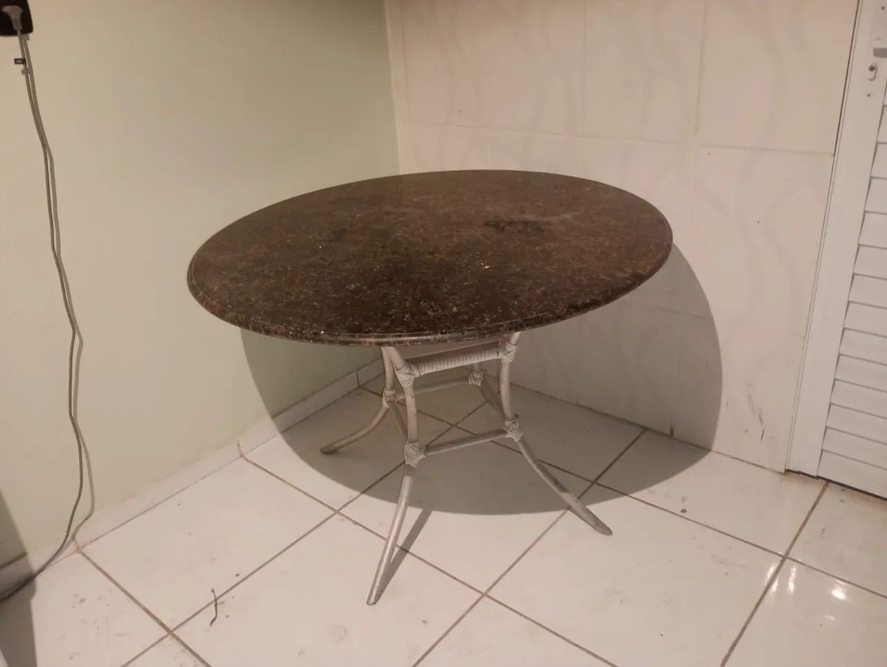 Mesa de granito com 4 cadeiras  - Foto 2