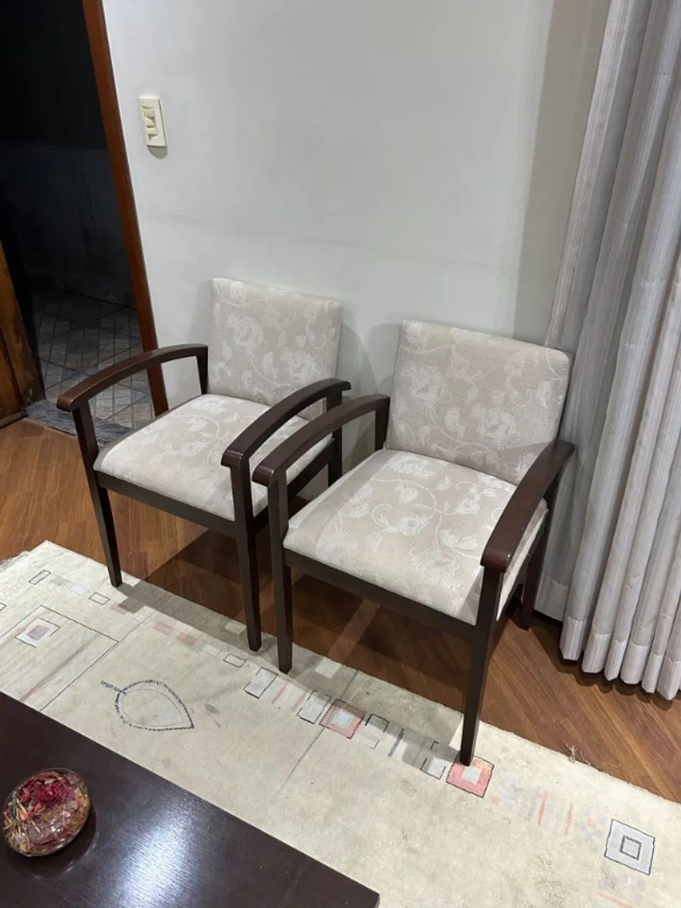 Par de Cadeiras com Braco Sidlar Madeira Macica Estofado Jacquard Poltrona