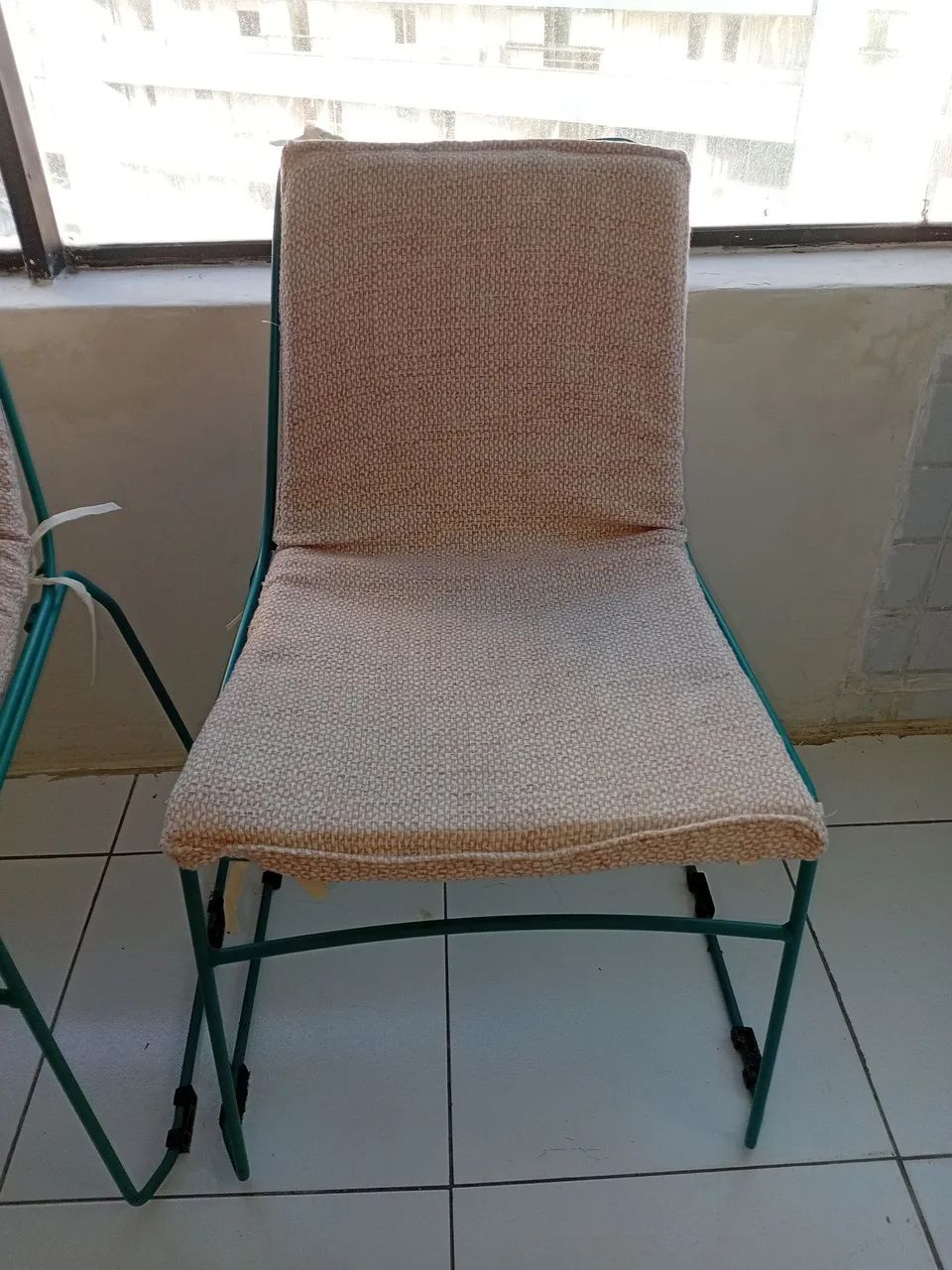 Vendo 2 cadeira para terço incluindo capas de acento 