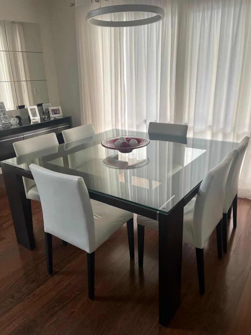 Mesa de jantar madeira com tampo de vidro e cadeiras em courino 