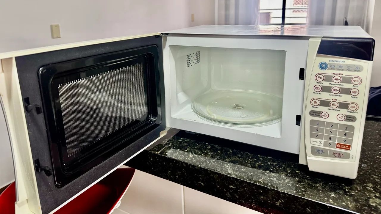 Microondas Eletrolux Semi Novo 20L - Foto 2