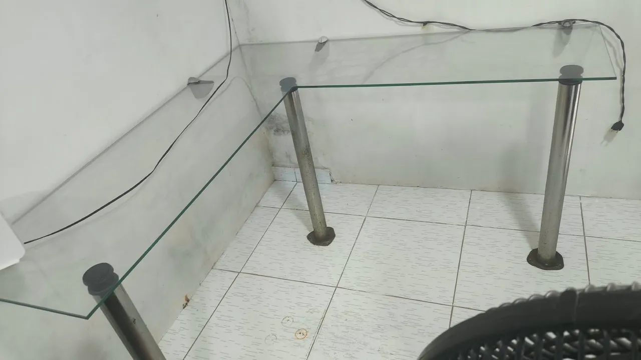 Mesa de vidro temperado em L