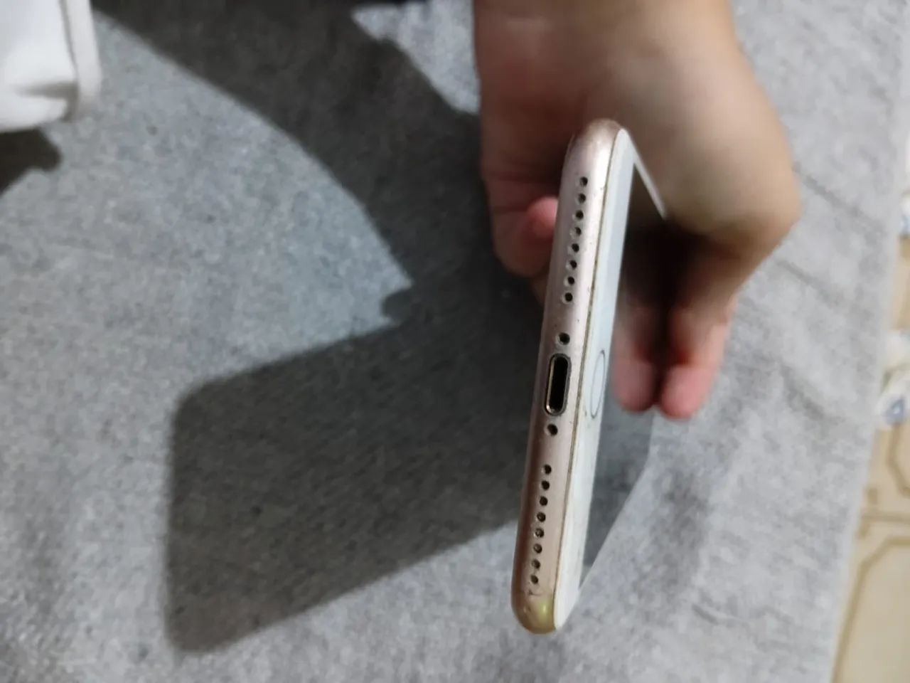 Celular iPhone 8 Plus com tela trincada (pra vender hoje) - Foto 3