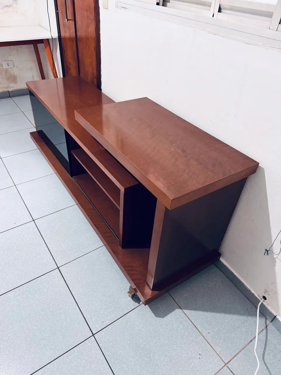 Rack para TVs com porta em vidro escuro e rodinhas  - Foto 4