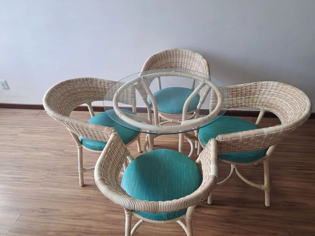 CONJUNTO DE MESA E 04 CADEIRAS DE VIME - Foto 3