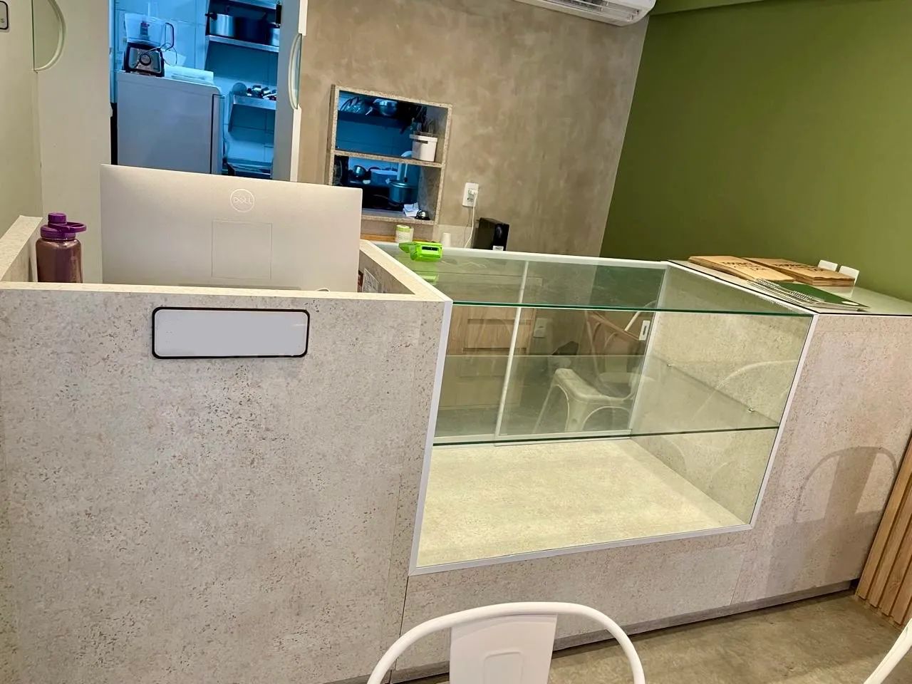 Balcão com vitrine e caixa