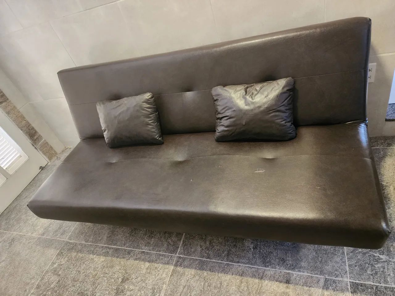 Sofá Cama Casal Couro com 2 almofadas 