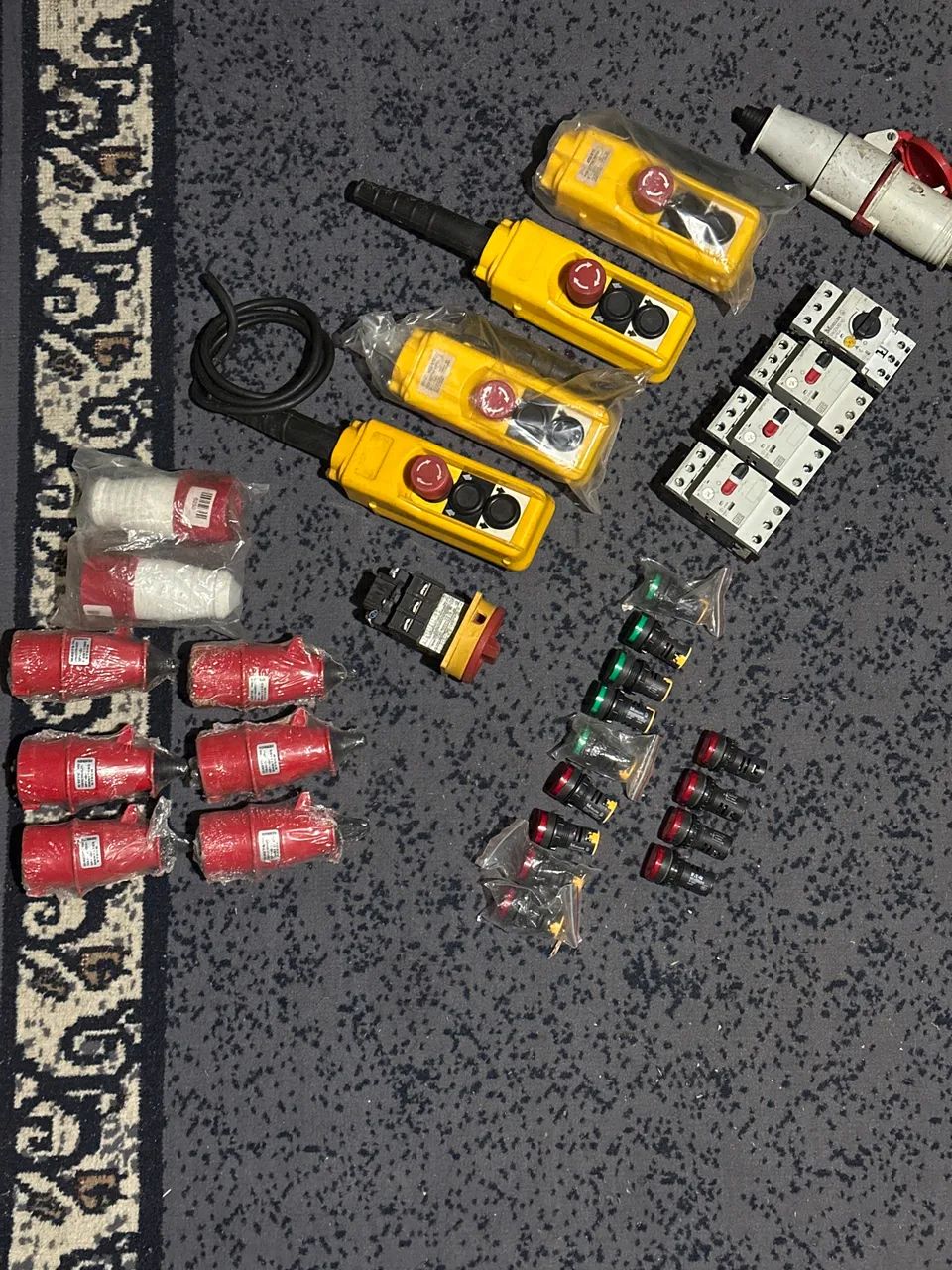 PROMOÇÃO - Lote Equipamentos Elétricos Novos - WEG, Plug 3P+T, Botoeira e Mais