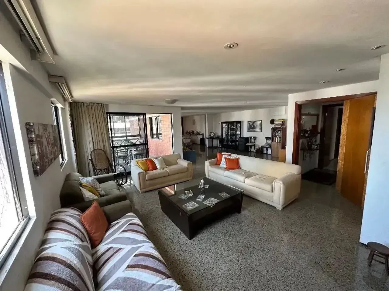 Apartamento Próximo da Beira Mar com sala ampla e vista panorâmica.