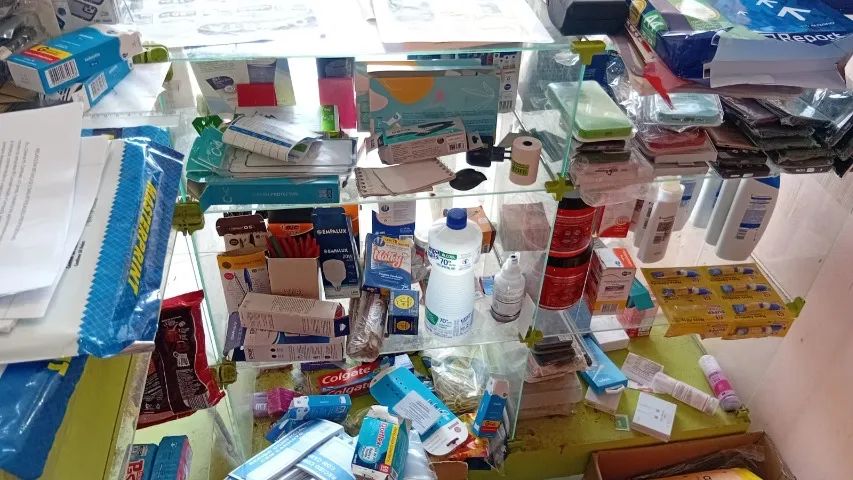Vitrine em L com base e gaveta pra dinheiro - Foto 2