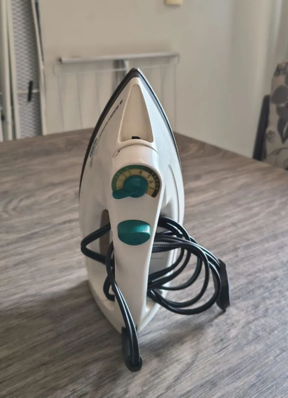 Vendo tábua de passar roupas e ferro elétrico  usado.