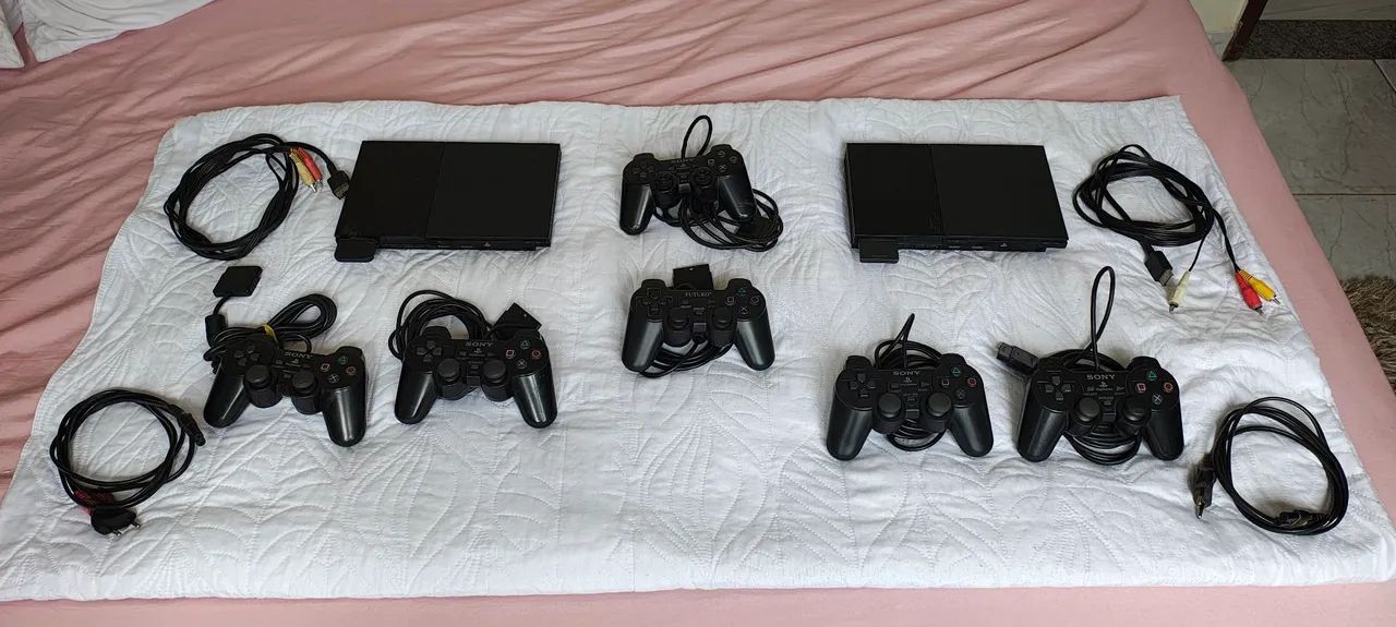 PS2 Slim com controles