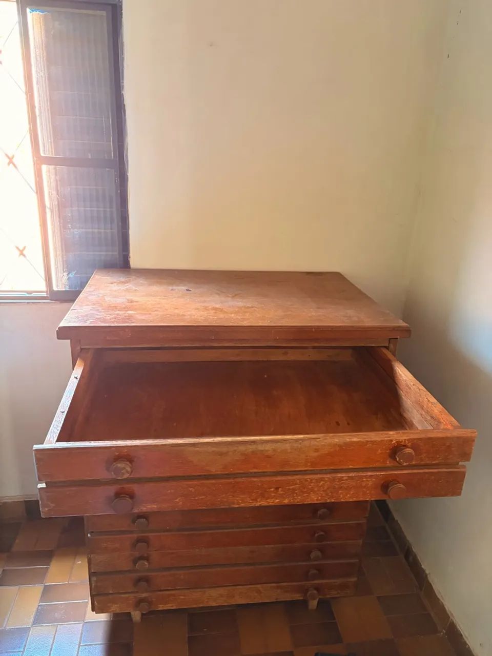 VENDO CÔMODA DE MADEIRA MACIÇA PURA - Foto 2