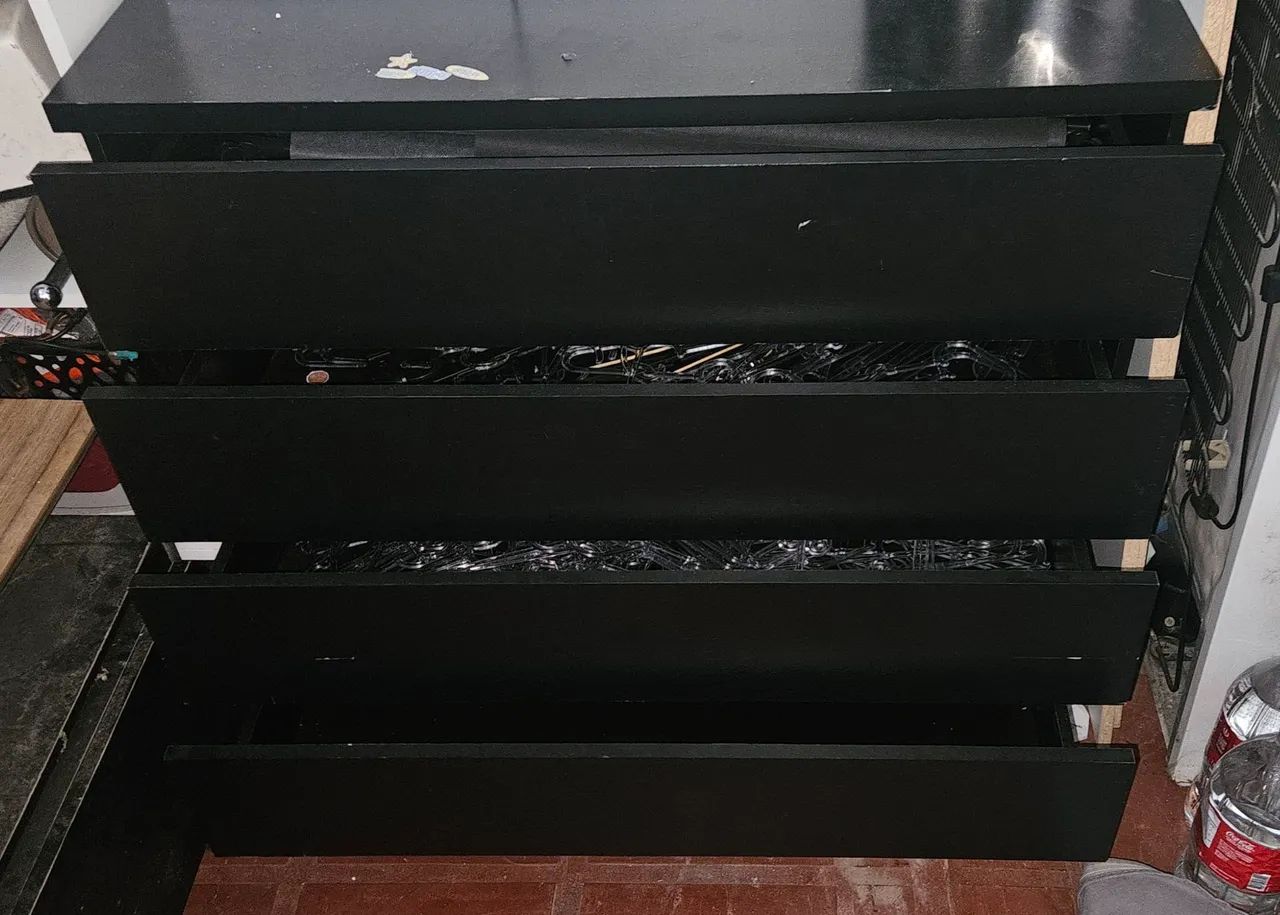Cômoda preta 4 gavetas.  - Foto 5