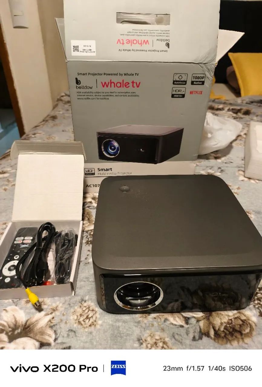 Projetor Smart Bettdow 1071 Whale TV LEIA. 