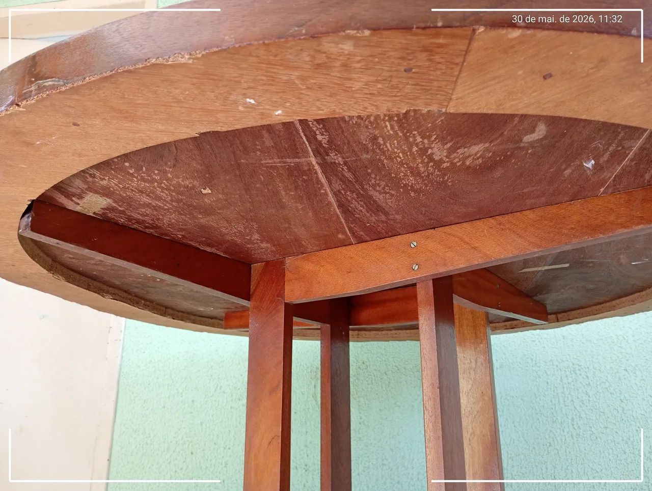Mesa de madeira sem cadeiras. - Foto 2