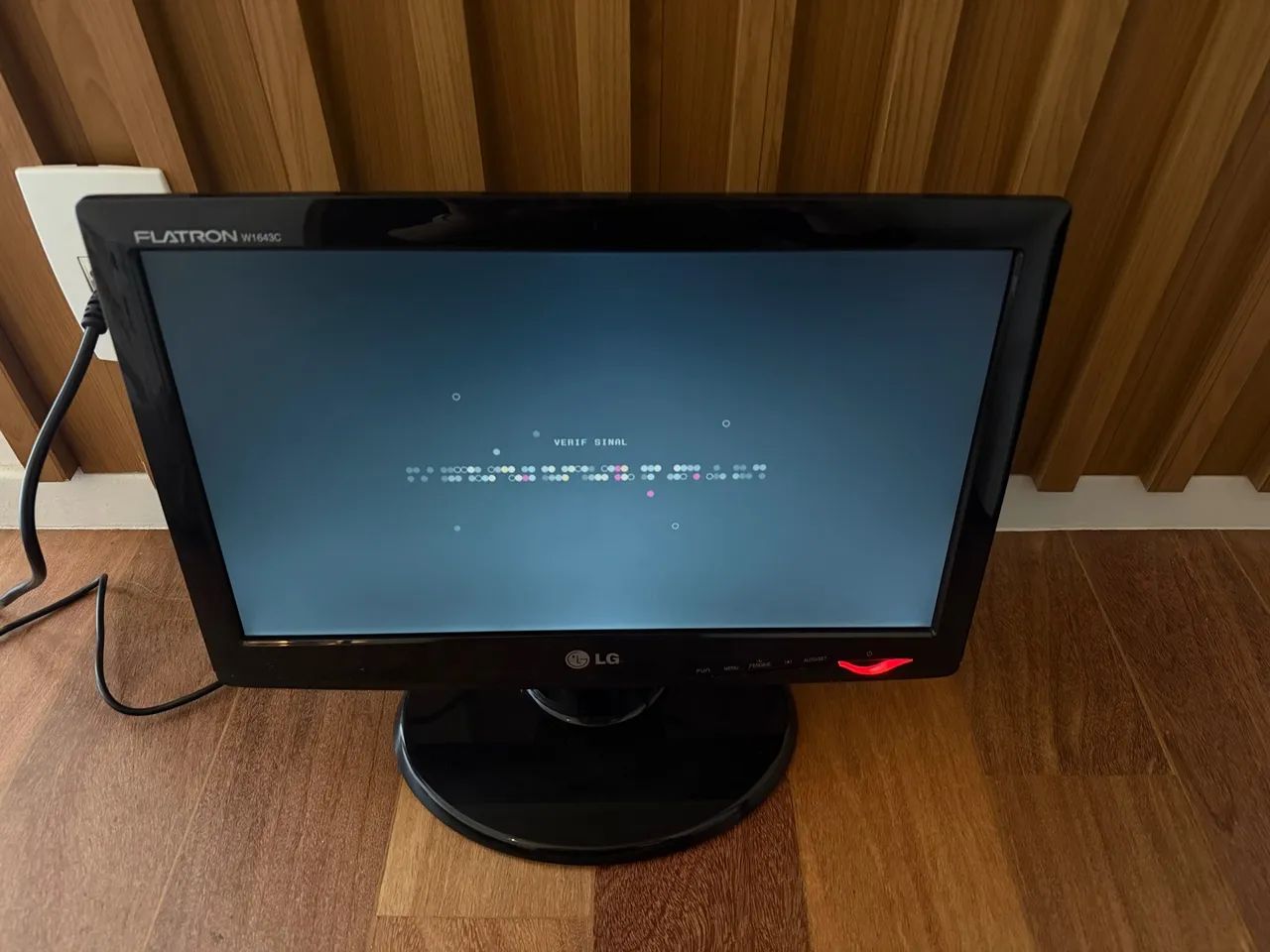 Monitor LG Flatron W1643C 15,6? LCD VGA com base e cabo - Foto 3