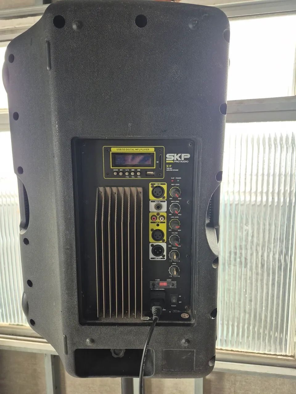 CAIXA DE SOM ATIVA SKP PRO AUDIO SK-4P (15 POLEGADAS / 250W RMS) + PEDESTAL TRIPÉ - Foto 3