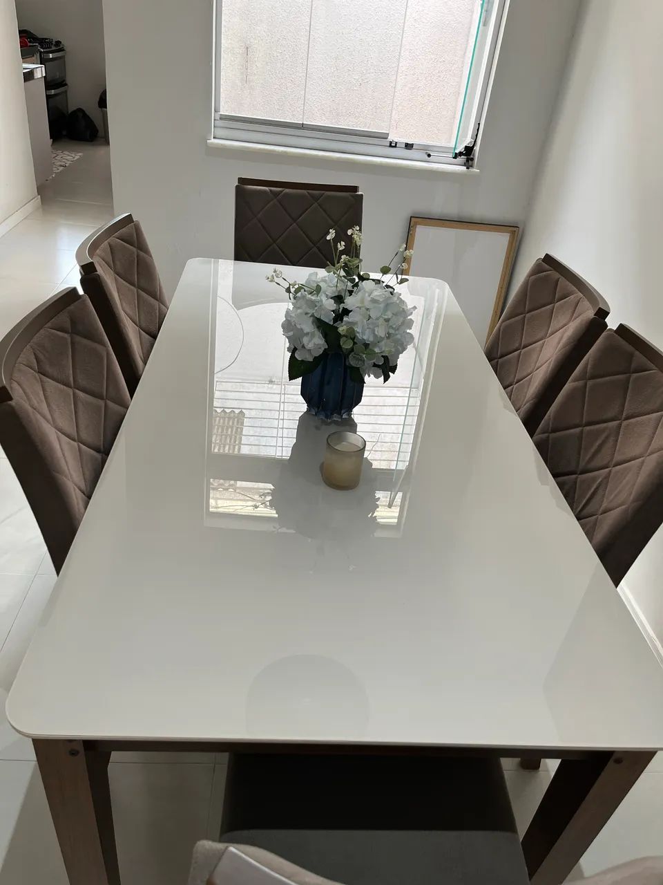 Vendo mesa de tampo de vidro com 6 cadeiras acolchoadas 