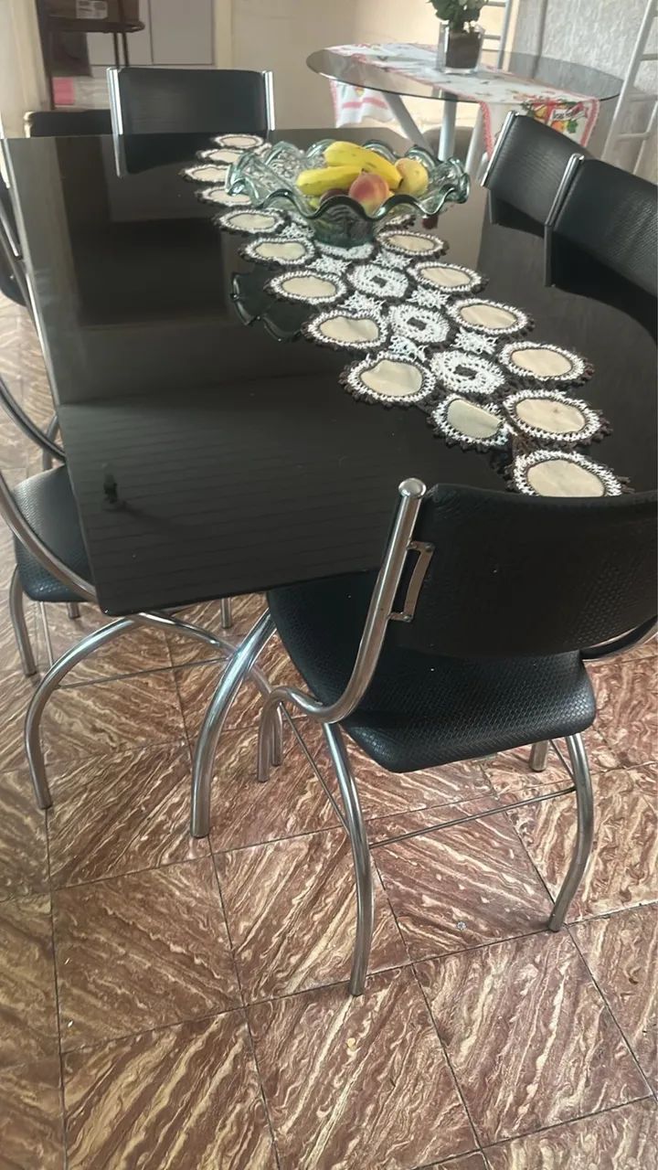 Vendo mesa de vidro preto com 6 cadeiras  - Foto 2