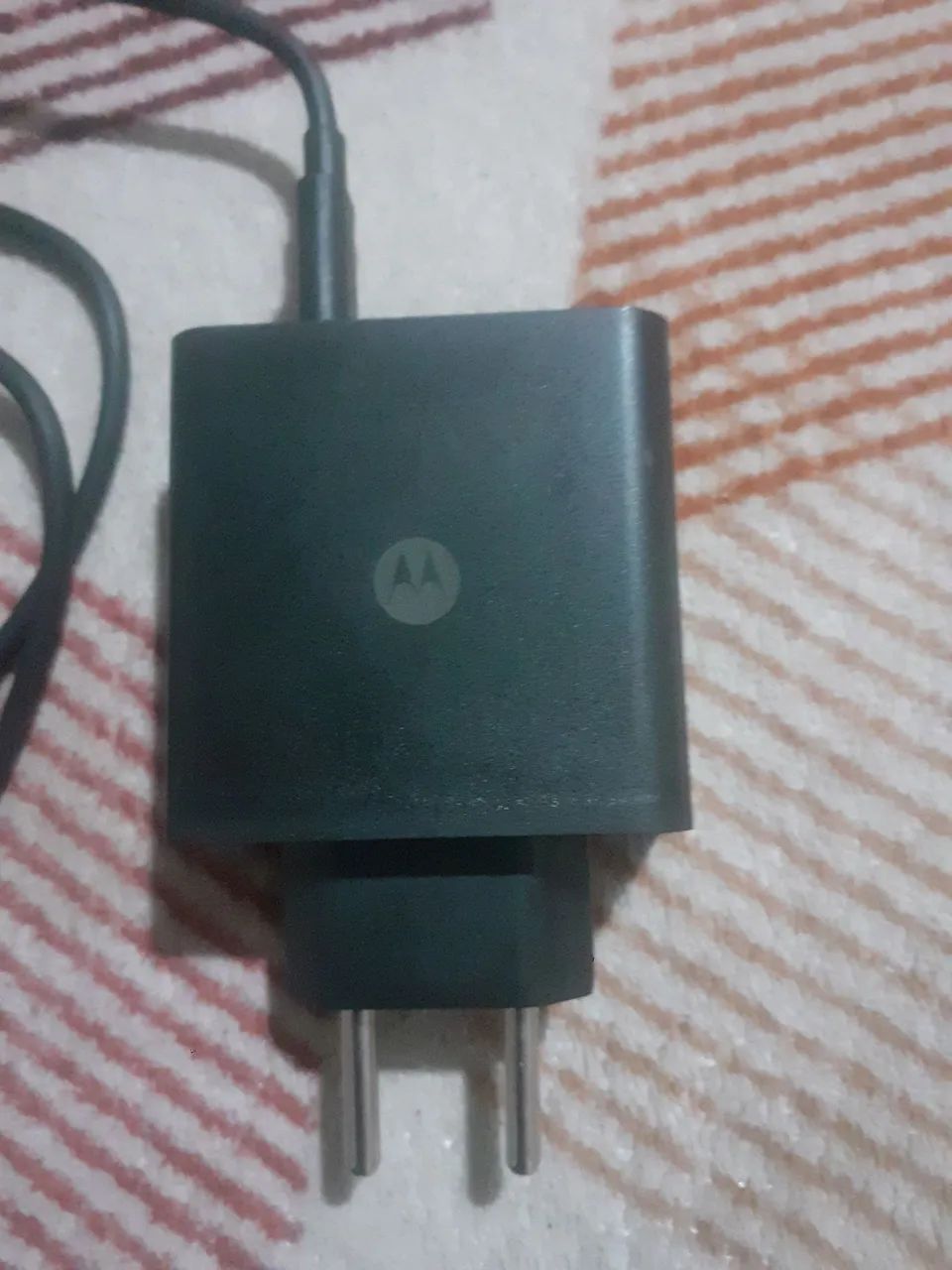 Um carregador tipo c original da motorola