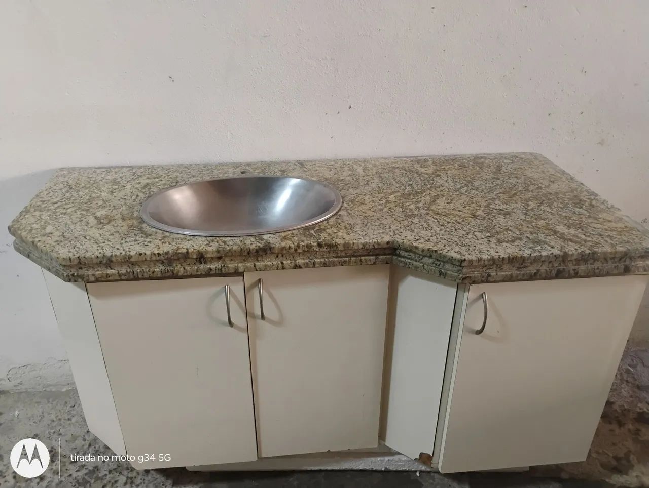 Lavatório com armário.