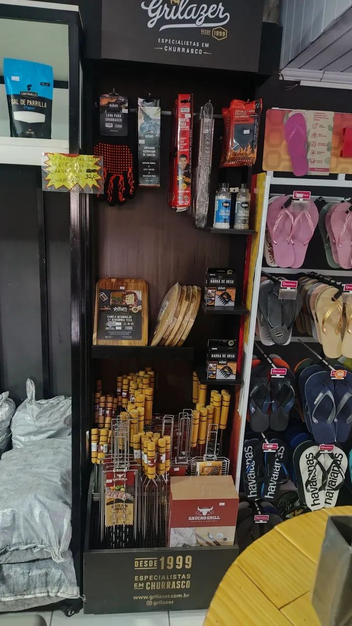 EXPOSITOR DE ESPETOS E GRELHAS PARA CHURRASCO 