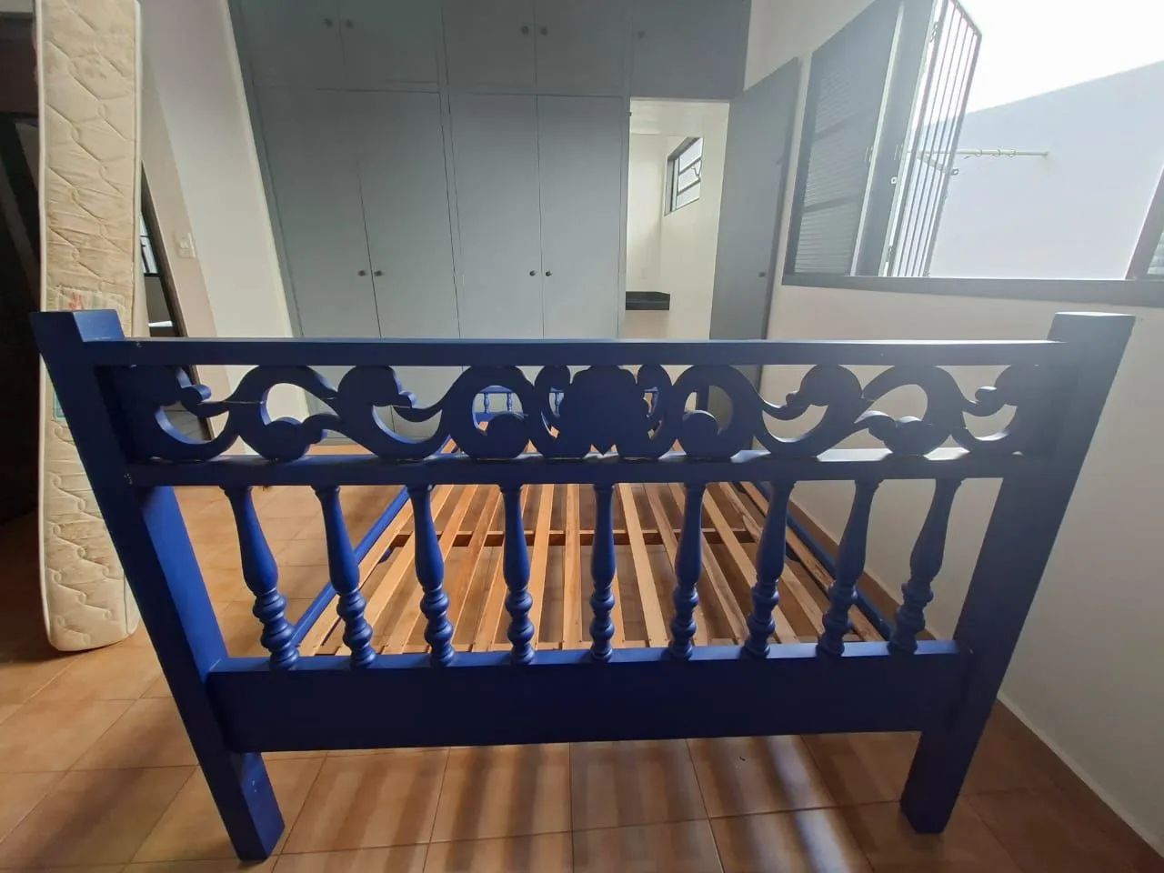 Cama de casal com 2 mesas de cabeceira - Foto 5