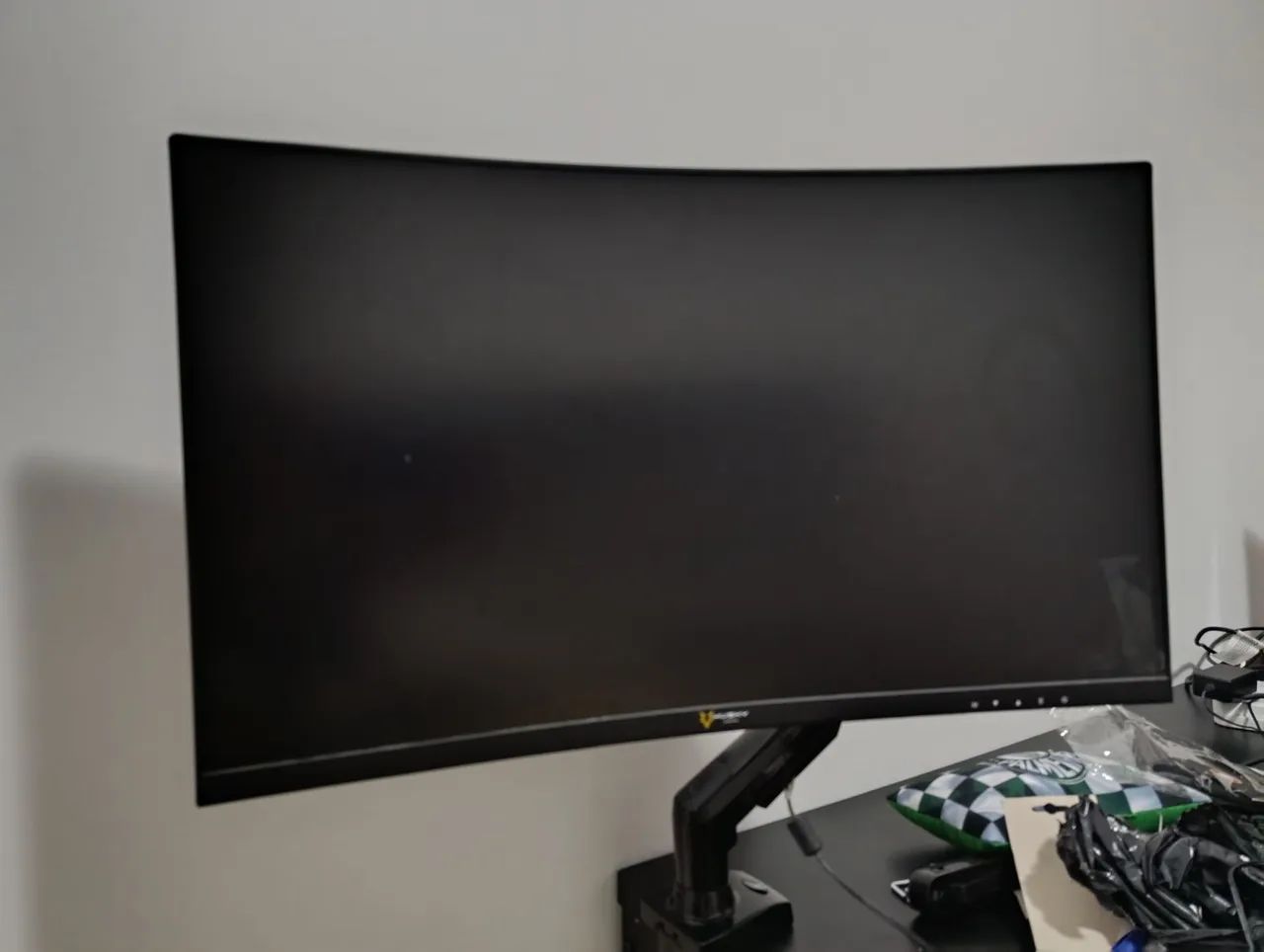 Monitor Husky 165hz Curvo 31 polegadas com defeito na tela do lado direito, led zoou! - Foto 5