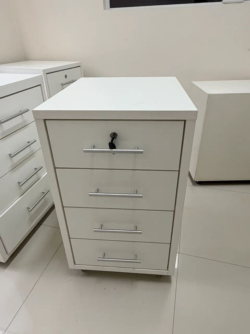Armário gaveteiro com 4 gavetas 
