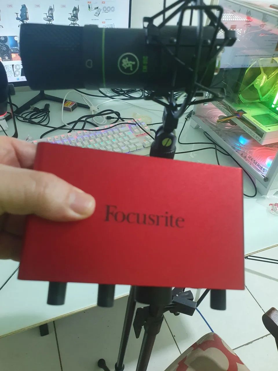 Kit focusrite 4 geração,  microfone EM-91c + tripé  1700,00 - Foto 2