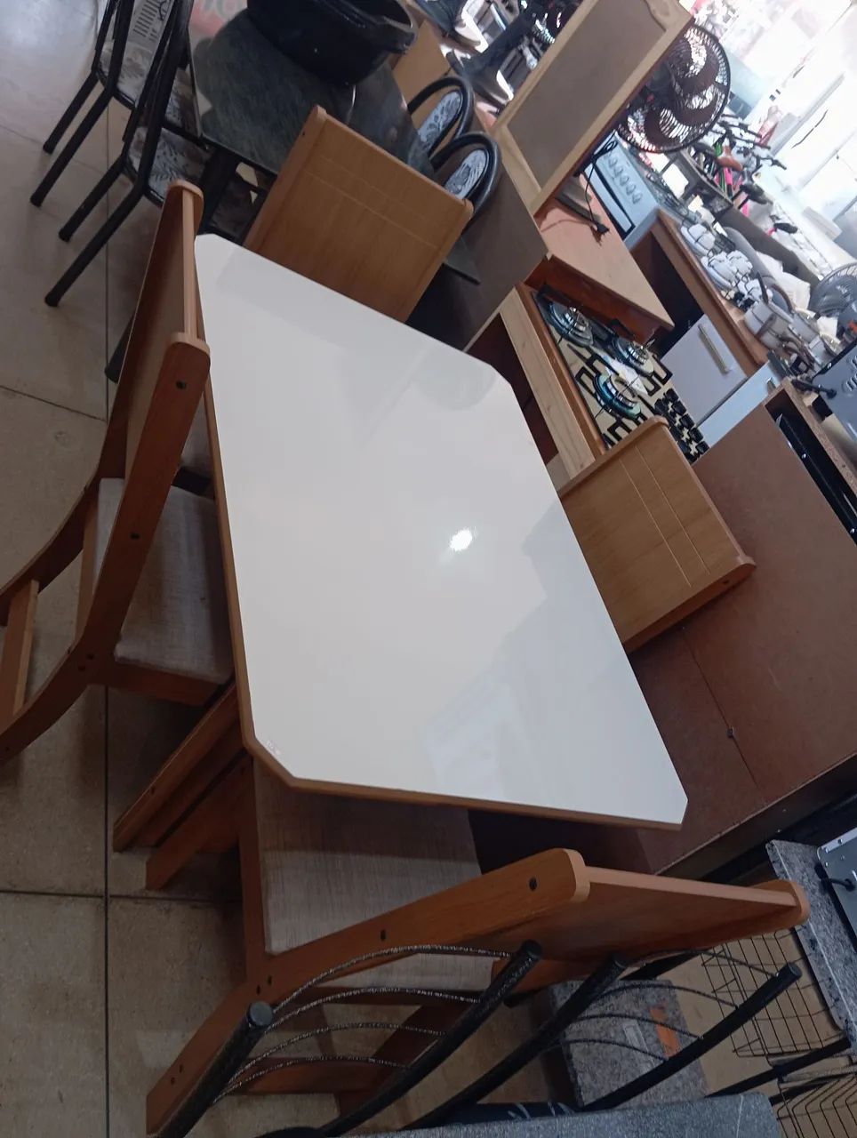 Mesa nova 4 cadeiras 