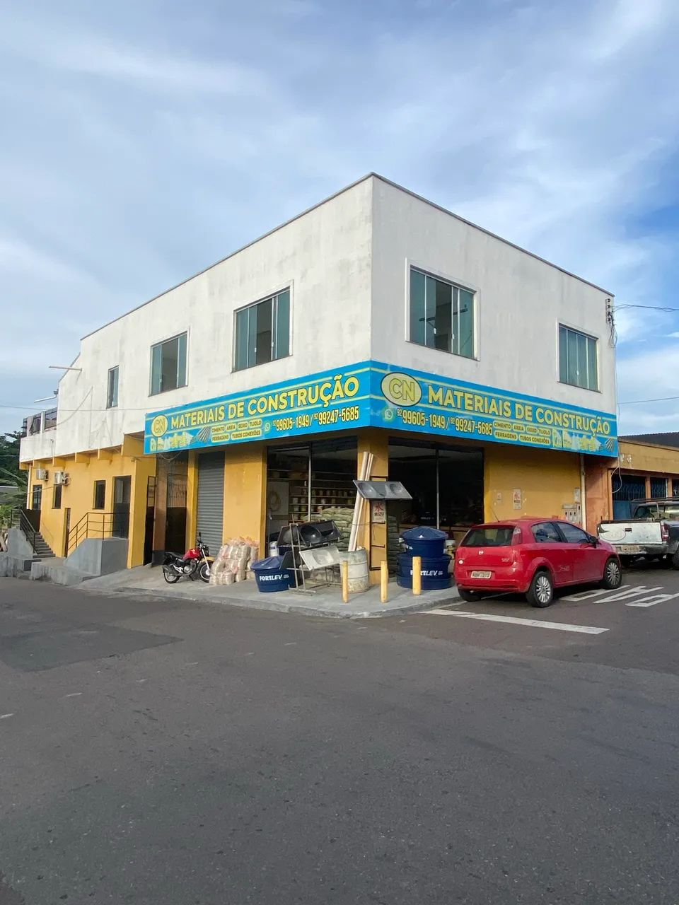 CASA COM MATERIAL DE CONSTRUÇÃO E 2 APTO