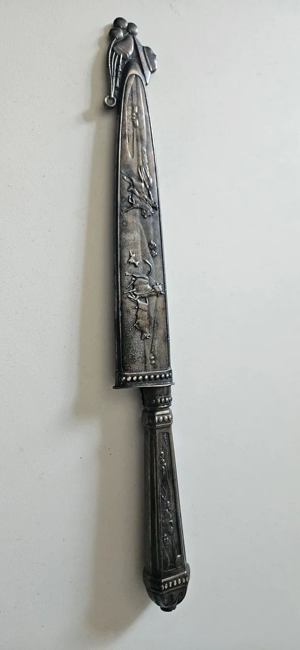 Faca antiga elmo decorada e desenhada
