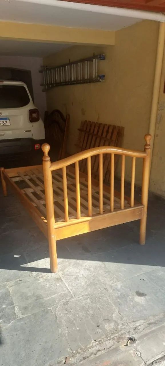 Cama de solteiro de madeira