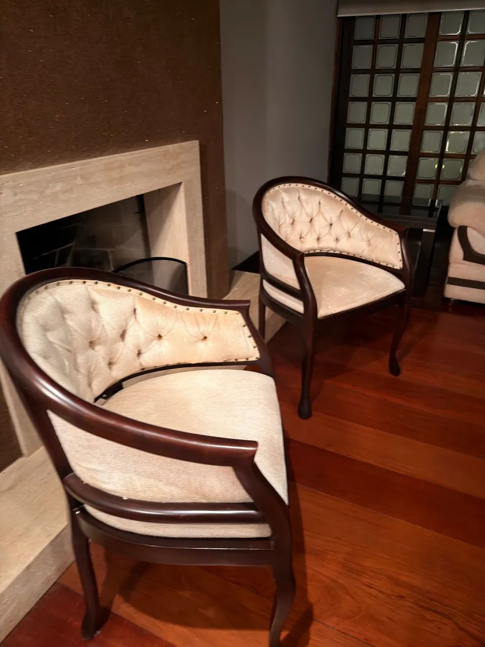 Jogo de sofá off com mesa de centro e duas cadeiras  - Foto 5