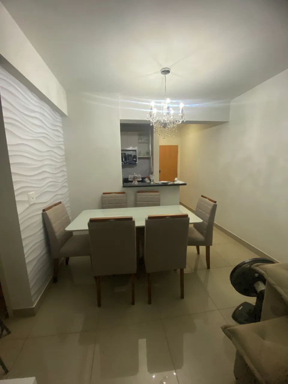 Mesa de madeira com tampo de vidro com 6 cadeiras 